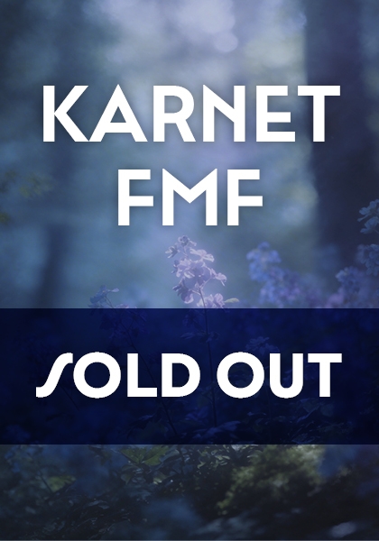 Grafika przedstawia zbliżenie na niebieskie kwiaty w zamglonym lesie oraz biały napis Karnet FMF